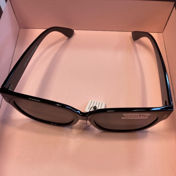 Go-to 100% UV Protection Polycarbonate Black Nostalgia Large Sunglasses - Picture 8 of 11